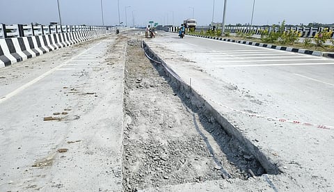 விழுப்புரம் - நாகப்பட்டினம் நான்கு வழிச்சாலையில் உள்ள பாலங்களில் நடைபெற்று வரும்  பேட்ச் ஒர்க் பணிகள்