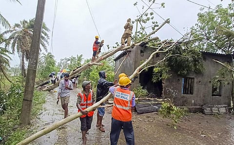 ரீமல் புயல் பாதிப்புகள்: மேற்கு வங்கத்தில் இருவர் பலி; ஆயிரக்கணக்கான வீடுகள் சேதம்