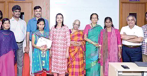 சென்னை விஐடி-யில் நேற்று நடைபெற்ற பார்வையற்ற மாற்றுத்திறனாளிகளுக்கான கணினி பயிலரங்க நிறைவுநாள் நிகழ்ச்சியில், சிறந்த மாற்றுத்திறனாளிகளுக்கு போபால் விஐடி அறங்காவலர் ரமணி பாலசுந்தரம் மடிக்கணினி மற்றும் விருதுகளை வழங்கினார். உடன், ஜெம் மருத்துவமனை இயக்குநர் டாக்டர் அசோகன் மற்றும் தர்ஷிணி தொண்டு நிறுவன அறங்காவலர்கள் உள்ளனர்.