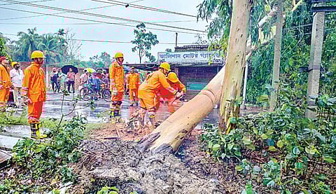 ‘ரீமல்’ புயல் காரணமாக மேற்கு வங்க தலைநகர் கொல்கத்தாவில் ஏராளமான மரங்கள் சாய்ந்தன. அவற்றை வெட்டி அகற்றும் தேசிய பேரிடர் மீட்பு படையினர்.