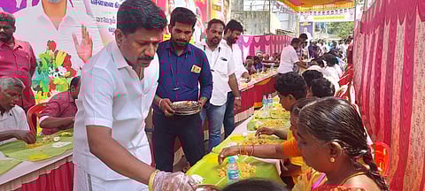 உலக பட்டினி தினத்தையொட்டி, தமிழக வெற்றிக் கழகம் சார்பில் சென்னை, அம்பத்தூர் பழைய இஎஸ்ஐ சாலையில் நடைபெற்ற நிகழ்ச்சியில் ஆயிரத்துக்கும் மேற்பட்டோர் கட்சியின் மாவட்டத் தலைவர் ஜி.பாலமுருகன் உணவு வழங்கினார்.