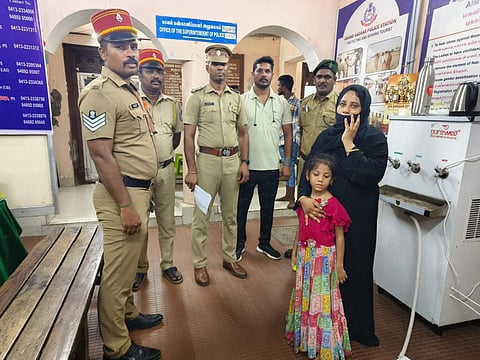 கடற்கரையில் தவித்த கடலூர் சிறுமி: பெற்றோரை தேடி ஒப்படைத்த புதுச்சேரி போலீஸார்