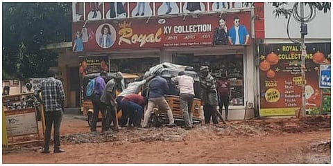 நாகர்கோவிலில் பெய்து வரும் கனமழை காரணமாக குடிநீர் குழாய்க்கு தோண்டிய குழியில் ஆட்டோ  சிக்கியது. 