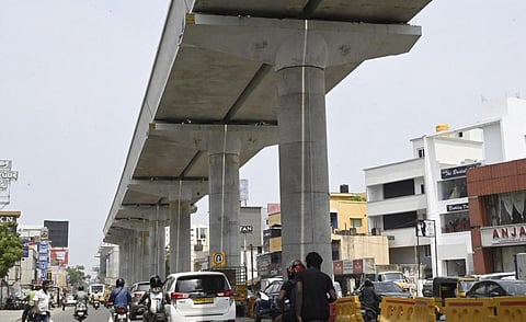போரூர் சந்திப்பு அருகே மேம்பாலப் பாதைக்கான பணிகள் முழுவீச்சில் நடைபெற்று வருகின்றன. ( படங்கள்:எம்.பிரபு)