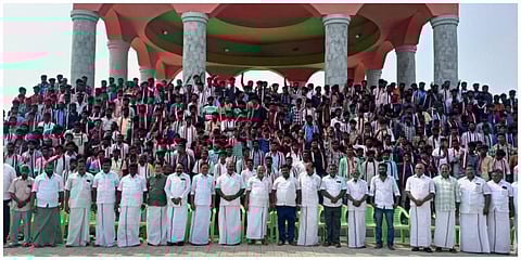 மதுரையில் முன்னாள் அமைச்சர் ஆர்.பி.உதயகுமார் முன்னிலையில் சுமார் 2 ஆயிரம் இளைஞர்கள் அதிமுகவில் இணைந்தனர்.