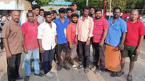 திருச்சி ஆவின் நிறுவனம் முன்பு போராட்டத்தில் ஈடுபட்ட வாகன ஓட்டுநர்கள்.