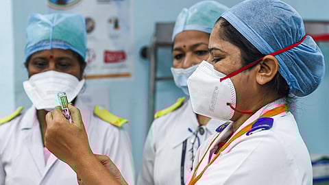 தமிழகத்தில் அனைத்து அரசு மருத்துவக் கல்லூரிகளிலும் பிஎஸ்சி நர்சிங், பி.பார்ம் படிப்புகளை தொடங்க கோரிக்கை