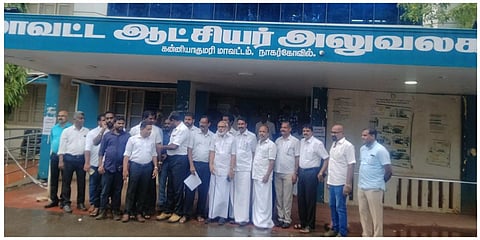 நாகர்கோவில் மாவட்ட தேர்தல் அதிகாரியிடம் மனு அளித்த குமரி திமுக வழக்கறிஞர் அணியினர்.