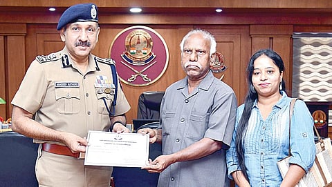 சாலையோரம் கேட்பாரற்று கிடந்த பணத்தை எடுத்து காவல் நிலையத்தில் ஒப்படைத்த, நேர்மை முதியவர் சங்கரனை காவல் ஆணையர் சந்தீப்ராய் ரத்தோர் நேற்று நேரில் அழைத்து பாராட்டினார். அருகில் அவரது மகள் தேவநாயகி.