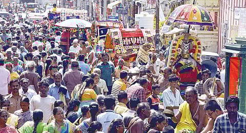 நவநீத சேவையில் வீதியுலா வந்த 16 பெருமாள் கோயில்களின் உற்சவர்கள். படம்: ஆர்.வெங்கடேஷ்