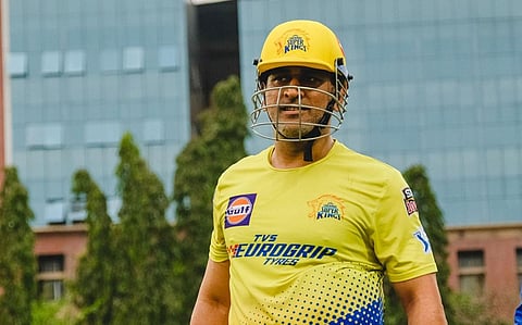 இந்திய அணி பயிற்சியாளர் பதவிக்கு தோனியின் பெயர் அடிபடாதது ஏன்?