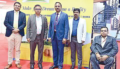 ‘இந்து தமிழ் திசை’ நாளிதழ் நடத்தும் ‘தமிழ்நாடு பிராப்பர்ட்டி எக்ஸ்போ-2024’ என்ற வீட்டுவசதி கண்காட்சியை தொடங்கி வைத்து பங்கேற்ற (இடமிருந்து) பேங்க் ஆஃப் பரோடா வங்கியின் துணைப் பொது மேலாளர் மற்றும் மண்டல தலைவர் நிர்மல் பட்டேல், பொது மேலாளர் மற்றும் மண்டல தலைவர் ஏ.சரவணகுமார், இந்தியன் ஓவர்சீஸ் வங்கியின் தலைமை மண்டல மேலாளர் எஸ்.திருமுருகன், யூனியன் பேங்க் ஆஃப் இந்தியாவின் மண்டல தலைவர் ஆர்.முத்து ரத்தினம், யூனியன் பேங்க் ஆஃப் இந்தியாவின் துணை மண்டல தலைவர்  (வணிக மேம்பாடு) எம்.ஜெயகுமார். 		    படம்: எஸ்.சத்தியசீலன்