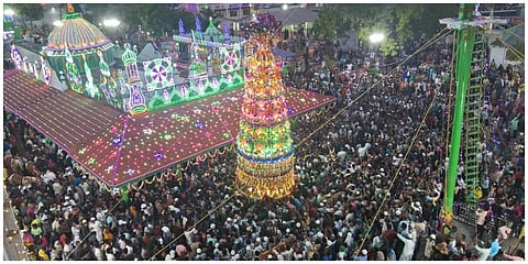 சனிக்கிழமை அதிகாலை ஏர்வாடி பாதுஷா நாயகம் தர்ஹாவை வலம் வந்த சந்தனக்கூடு.  