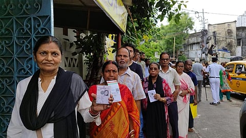 காலை 11 மணி நிலவரப்படி 26.30% வாக்குப்பதிவு: மே.வங்கத்தில் இவிஎம் இயந்திரங்கள் சூறை