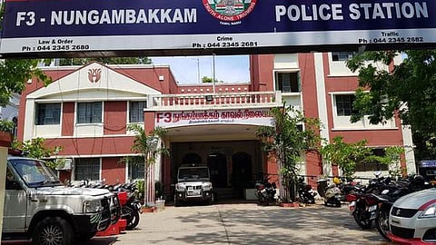 ஆபாச படத்தை இணையத்தில் வெளியிடுவதாக மிரட்டி இளம்பெண்ணிடம் பணம் பறித்த நபருக்கு போலீஸ் வலை