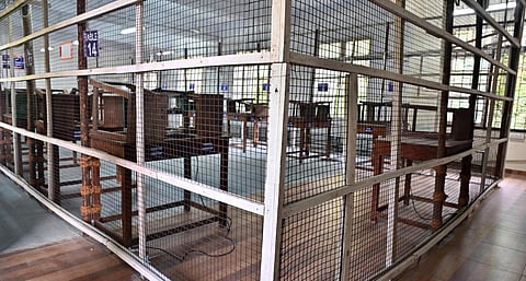 வாக்கு எண்ணும் பணிக்கு தயார் நிலையில் உள்ள கோவை ஜிசிடி வளாகம். படம்:ஜெ.மனோகரன்