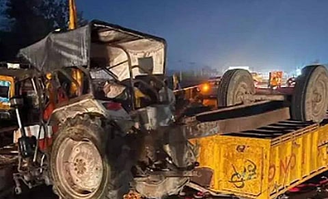 மத்திய பிரதேசத்தில் டிராக்டர் - ட்ராலி கவிழ்ந்து விபத்து: 13 பேர் பலி