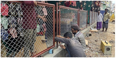 பழநி கிரிவலப்பாதையில் ஆக்கிரமிப்பு வணிகத்தைத் தடுக்க  தடுப்பு வேலிகள் அமைக்கப்பட்டு வருகிறது.