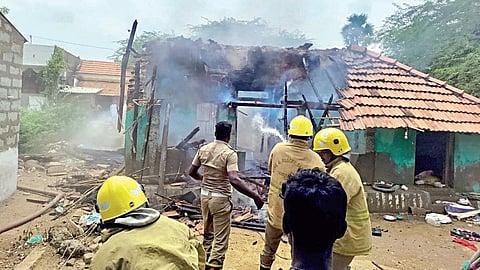 மறவமங்கலத்தில் டிவி வெடித்து வீட்டில் பற்றிய தீயை அணைத்த தீயணைப்புத் துறையினர்.﻿﻿