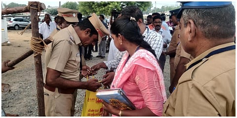 பொன்னேரி  அண்ணா பல்கலையின் பொறியியல் கல்லூரியில் சோதனையில் ஈடுபட்ட காவல் துறை அதிகாரிகள்