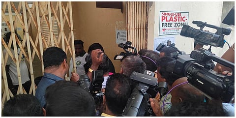 புதுச்சேரியில் வாக்கு எண்ணிக்கையை படம்பிடிக்க புகைப்படக்காரர்கள், வீடியோக்கிராபர்களை அனுமதிக்க தாமதம் ஏற்பட்டதால் வாக்குவாதம் ஏற்பட்டது