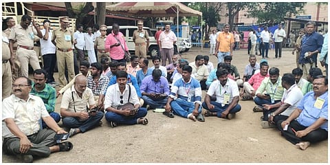 விருதுநகர் வாக்கு எண்ணிக்கை மையத்தில் போராட்டத்தில் ஈடுபட்ட பத்திரிகையாளர்கள்