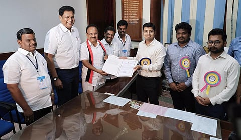 கோவை மக்களவைத் தொகுதி திமுக வேட்பாளர் கணபதி ப.ராஜ்குமாருக்கு வெற்றி பெற்றதற்கான சான்றிதழை மாவட்ட தேர்தல் அலுவலர் கிராந்திகுமார் பாடி வழங்கினார். அருகில், தேர்தல் அலுவலர்கள், திமுகவினர் உள்ளனர். படம்: ஜெ.மனோகரன்.