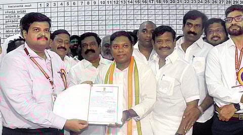 திருவள்ளூர் மக்களவைத் தொகுதியில் வெற்றி பெற்றதற்கான சான்றிதழை சசிகாந்த் செந்திலுக்கு திருவள்ளூர் மாவ ட்ட தேர்தல்
அலுவலர் பிரபுசங்கர் வழங் கினார்.