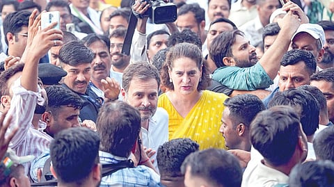 டெல்லியில் உள்ள காங்கிரஸ் கட்சியின் தலைமையகத்தில் நேற்று பத்திரிகையாளர் சந்திப்பு நடைபெற்றது. அங்கிருந்து வெளியே வந்த ராகுல் காந்தி மற்றும் பிரியங்கா காந்தி ஆகியோர் தொண்டர்களிடம் உற்சாகமாக பேசினர். படம்: பிடிஐ