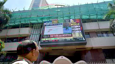 சென்செக்ஸ் 4,389 புள்ளிகள் வீழ்ச்சி: முதலீட்டாளர்களுக்கு ரூ.30 லட்சம் கோடி இழப்பு