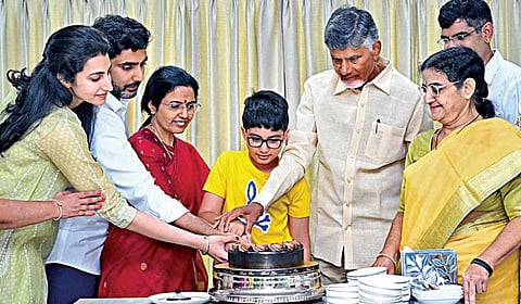 ஆந்திராவில் தெலுங்கு தேசம் கட்சி தலைமையிலான கூட்டணி அமோக வெற்றி பெற்றுள்ளது. அக்கட்சியின் தலைவர் சந்திரபாபு நாயுடு தனது மகனும் கட்சியின் தேசிய பொதுச் செயலாளருமான நாரா லோகேஷ் மற்றும் குடும்பத்தினருடன் நேற்று அமராவதியில் இந்த வெற்றியை கொண்டாடினார். படம்: பிடிஐ