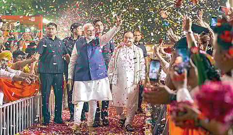 மக்களவை தேர்தல் வெற்றியை தொடர்ந்து, டெல்லியில் உள்ள பாஜக தலைமை அலுவலகத்தில் நேற்று நடந்த கொண்டாட்டத்தில் பிரதமர் மோடி பங்கேற்றார். அவருக்கு உற்சாக வரவேற்பு அளிக்கப்பட்டது.படம்: பிடிஐ