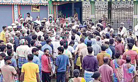 மாமல்லபுரத்தை அடுத்த நெம்மேலி மீனவர் பகுதியில் உயர் நீதிமன்ற உத்தரவின் பேரில் ஆக்கிரமிப்பில் உள்ள ஆளவந்தார் அறக்கட்டளைக்கு சொந்தமான நிலத்தை மீட்க வந்த அறநிலையத் துறை அதிகாரிகளை முற்றுகையிட்டு வாக்குவாதத்தில் ஈடுபட்ட மீனவ கிராம மக்கள்.