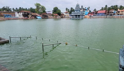 குமரி மாவட்டத்தில் பெய்து வரும் மழையால் நிரம்பி மறுகால் பாய்ந்து வரும் சுசீந்திரம் தெப்பக்குளம்.