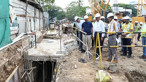 மழைநீர் வடிகால் அமைக்கும் பணிகளை அதிகாரிகளுடன் இணைந்து தலைமைச் செயலர் சிவ்தாஸ் மீனா ஆய்வு.