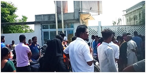 காஞ்சிபுரத்தில் குரூப் 4 தேர்வெழுத ஒரு நிமிடம் தாமதமாக வந்ததால் அனுமதி மறுக்கப்பட்டு தேர்வு மையத்தின் வெளியே காத்திருந்த தேர்வர்கள். 