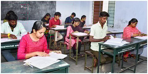 திண்டுக்கல் தாடிக்கொம்பு ரோடு அரசு ஆண்கள் மேல்நிலைப் பள்ளியில் அமைக்கப்பட்டிருந்த தேர்வு மையத்தில்  குரூப் 4 தேர்வு எழுதிய தேர்வர்கள் |  படம் : நா. தங்கரத்தினம்.