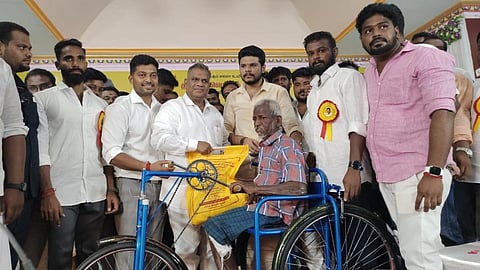 காரைக்குடியில் தவெக சார்பில் நடைபெற்ற விழாவில் பயனாளிகளுக்கு நலத்திட்ட உதவிகளை வழங்கிய அக்கட்சி பொதுச் செயலாளர் புஸ்ஸிஆனந்த். உடன் கட்சி நிர்வாகிகள்.