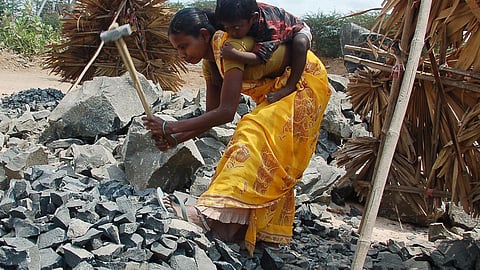 பெண் தொழிலாளர்கள் எங்கே?