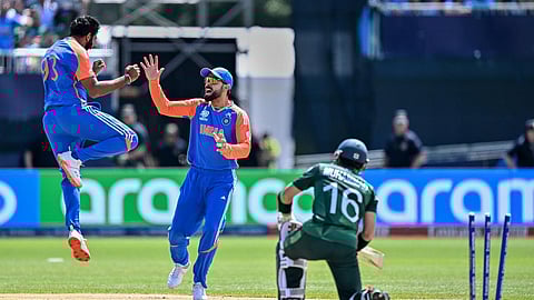 ரிஸ்வானின் விக்கெட்டை வீழ்த்தியதை கொண்டாடும் பும்ரா மற்றும் கோலி