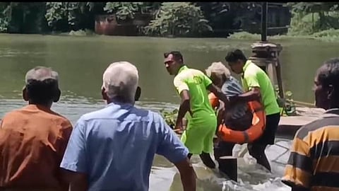 குழித்துறை தாமிரபரணி ஆற்று தரைப்பாலத்தில் சிக்கிய முதியவரை மீட்ட தீயணைப்பு துறையினர்.