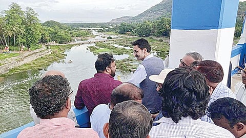 கிருஷ்ணகிரி அணையில், ஆய்வு மேற்கொண்ட மத்திய நதி நீர் ஆணையக் குழுவினர்.