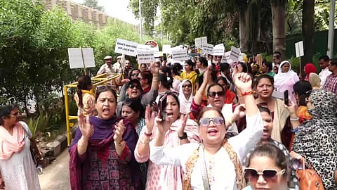 18+ பெண்களுக்கு மாதந்தோறும் ரூ.1000 வழங்குவது எப்போது? - டெல்லியில் போராட்டம்