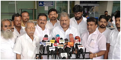 கோவை விமான நிலையத்தில் செய்தியாளர்களைச் சந்தித்த தமாகா தலைவர் ஜி.கே.வாசன்