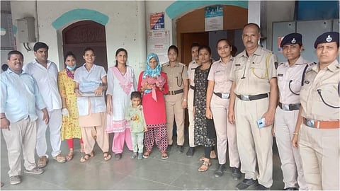 ஓடும் ரயிலில் பிறந்த பெண் குழந்தைக்கு மகாலட்சுமி என பெயர் சூட்ட முஸ்லிம் பெற்றோர் முடிவு @ மும்பை