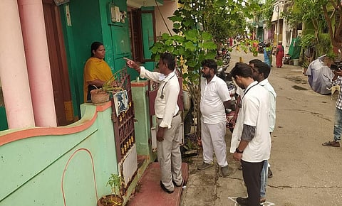 புதுவை: தொடரும் துர்நாற்ற புகாரால் மருத்துவக் குழுவினர் ஆய்வு - புதுநகர் பகுதி பள்ளிகளுக்கு விடுமுறை