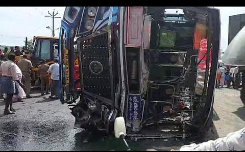 தென்காசியில் தனியார் பேருந்து - லாரி மோதி விபத்து: 3 வயது குழந்தை உள்பட மூவர் பலி