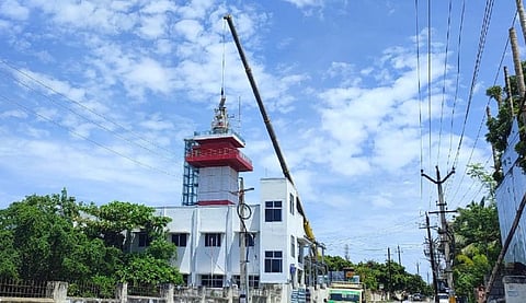 கன்னியாகுமரி கலங்கரை விளக்கத்தில் கடலில் 25 நாட்டிக்கல் மைல் தொலைவை கண்காணிக்கும் வகையில் நீன ரேடார் கருவி பொருத்தப்பட்டது.