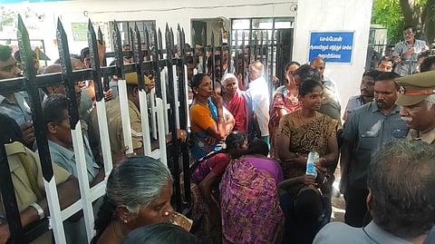 கரூர்: புகழூர் டிஎன்பிஎல் நிறுவனத்தை முற்றுகையிட்டு பெண்கள் போராட்டம்