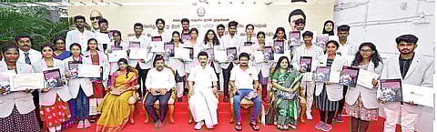 தமிழக அரசின் ‘நான் முதல்வன் திட்டம்’ மூலம் பயிற்சி நிறைவு செய்து லண்டனில் இருந்து சென்னை திரும்பிய மாணவர்கள்: முதல்வர் ஸ்டாலின், அமைச்சர் உதயநிதியுடன் சந்திப்பு